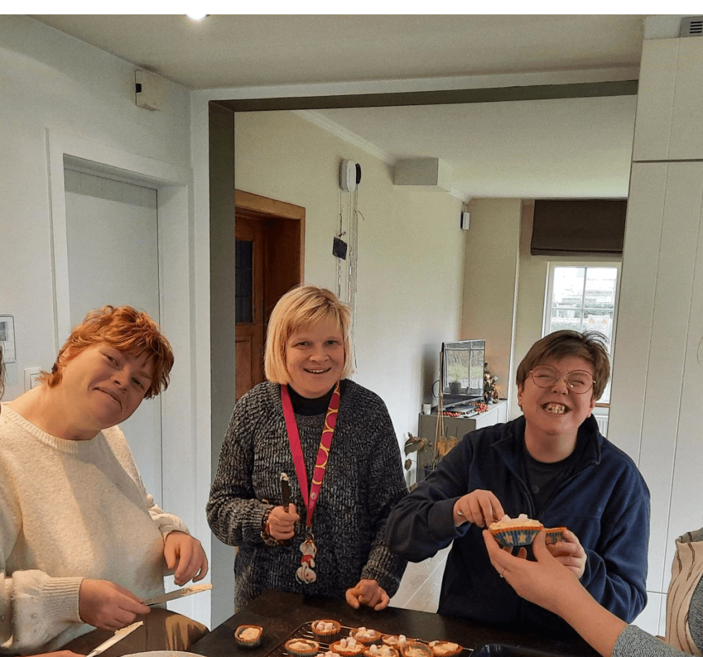 Cupcakes versieren in Huis 174 van Viro vzw