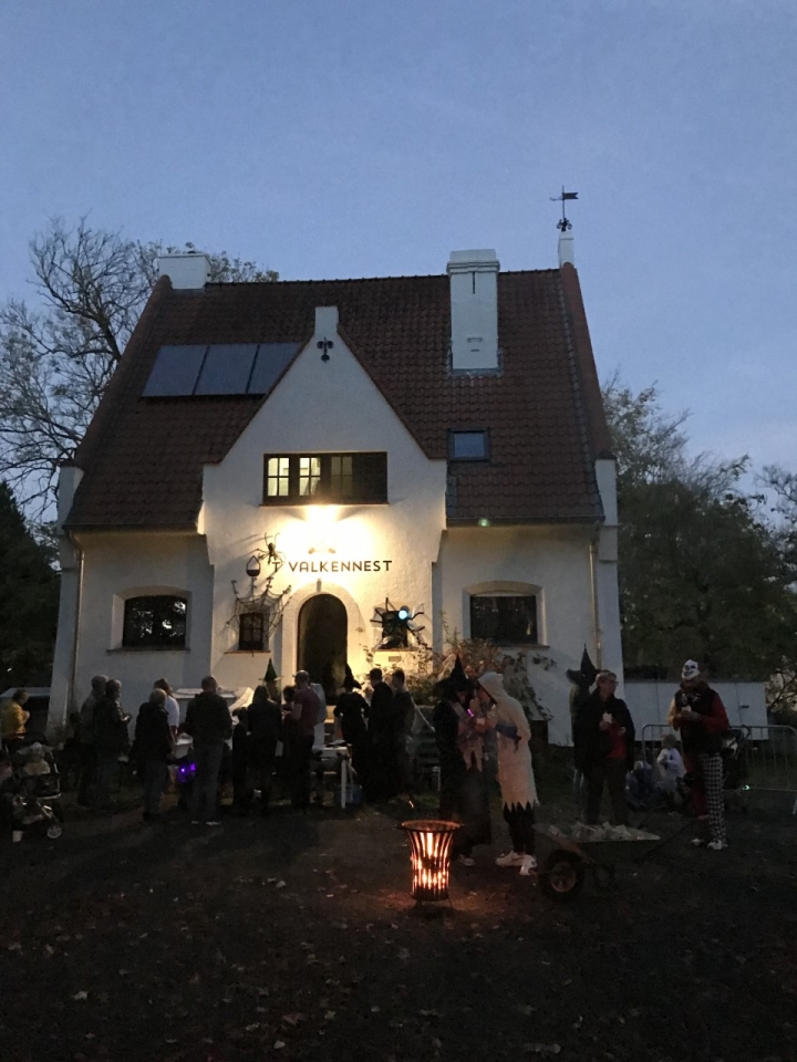 De jaarlijkse halloweentocht passeert elk jaar aan 't Valkennest.